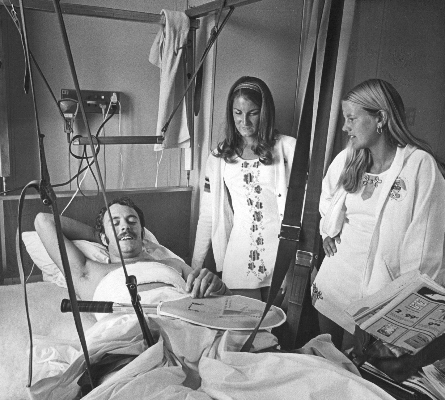 In 1972, tickets were distributed to armed forces veterans to attend the Virginia Slims of Denver. Not all GIs were able to make it, so Valerie Ziegenfuss and Wendy Overton made a special hospital visit – setting an example for player-community engagement