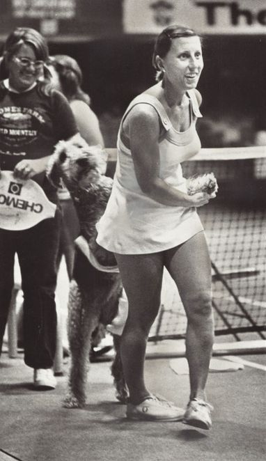Frenchwoman Francoise Dürr was another popular character on the Virginia Slims Circuit – as was her pet dog, Topspin – an Airedale who didn’t shy away from the limelight