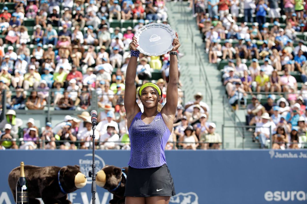Serena Williams - 2014_Stanford_Trophy Lift_Getty