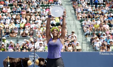 Serena Williams - 2014_Stanford_Trophy Lift_Getty