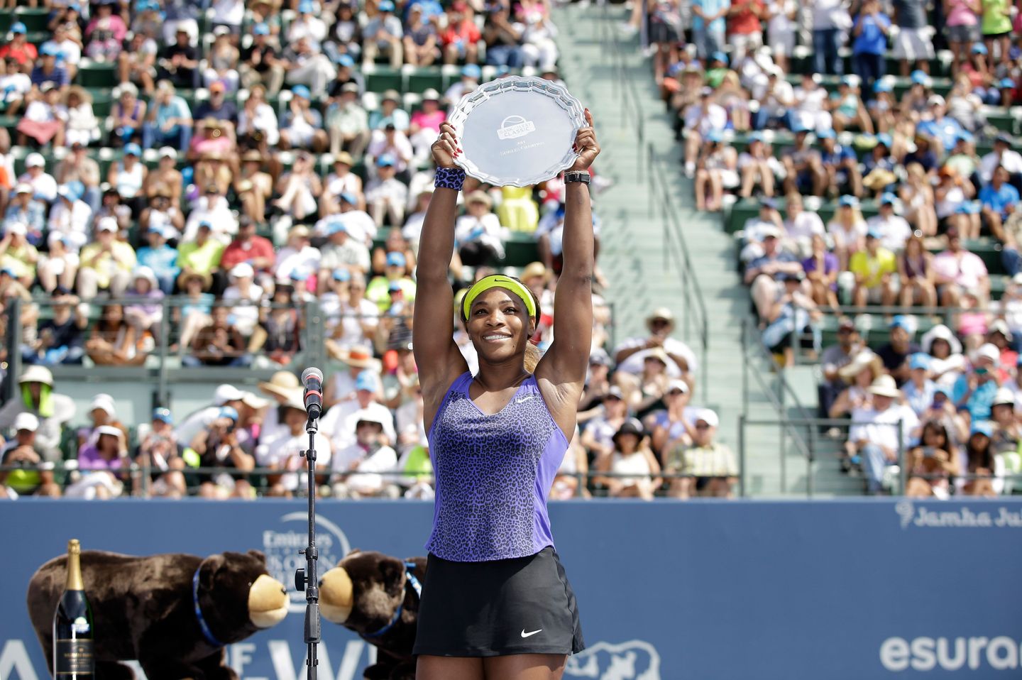 Serena Williams - 2014_Stanford_Trophy Lift_Getty
