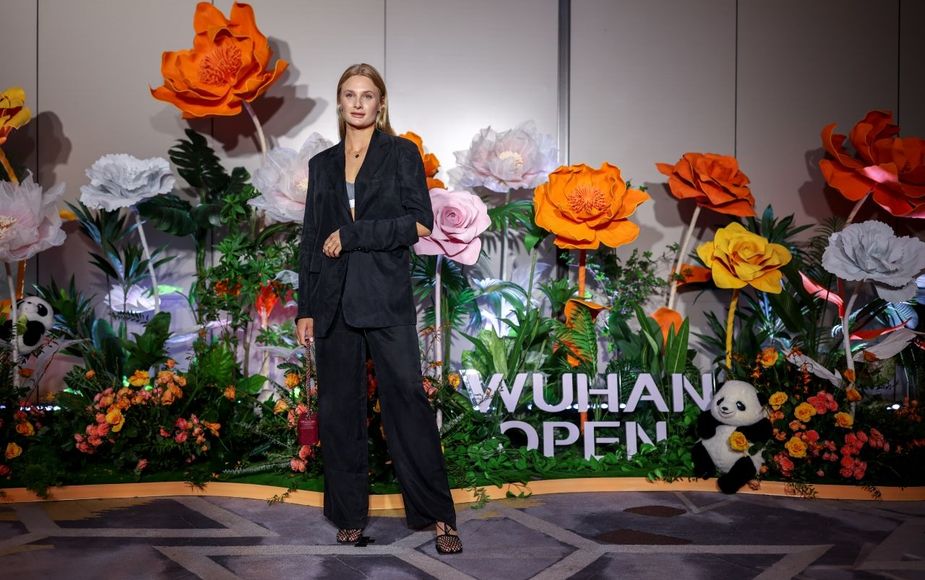 Dayana Yastremska opted for a black oversized blazer and trousers for her party look.