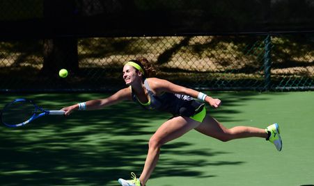 Andrea Gamiz stretches for a forehand in her qualifying win over Miharu Imanishi (Abierto GNP Seguros/Rafael Velez)