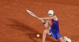 A clash of four-time major champions in the second round of Roland Garros saw Iga Swiatek come from 5-2 down in the decider against Naomi Osaka to win 7-6(1), 1-6, 7-5, saving one match point as Osaka served at 5-4.