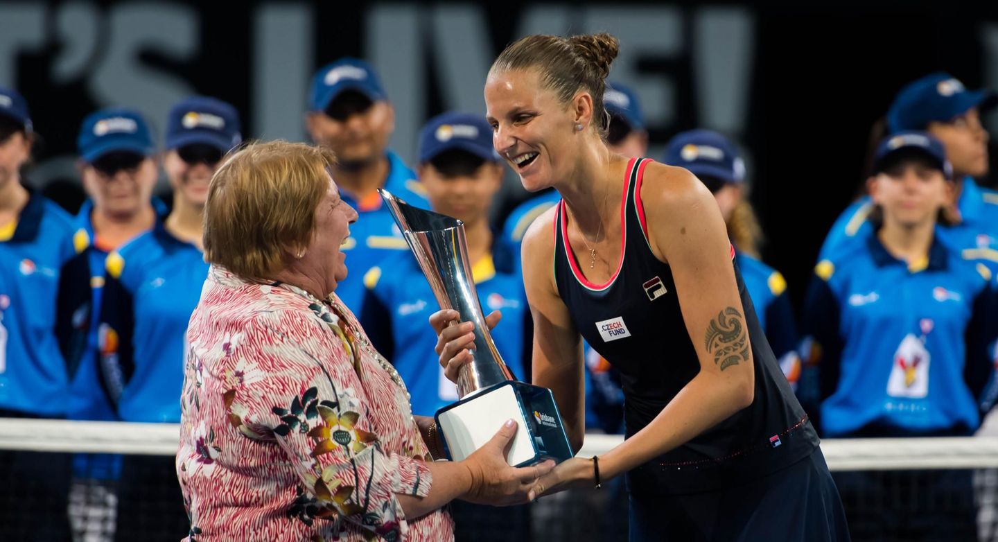 Queensland’s own Wendy Turnbull presented the winner’s trophy to Pliskova. (Jimmy48 Photography/WTA)