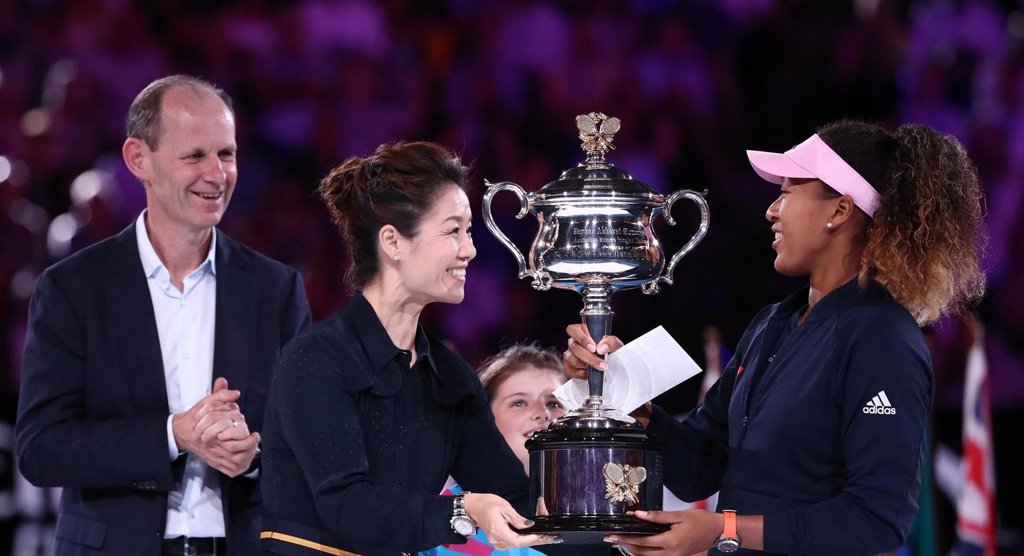 Former World No.2 Li presented new champion Naomi Osaka – Asia’s first World No.1 – with the Daphne Akhurst Memorial Cup. (Getty Images)